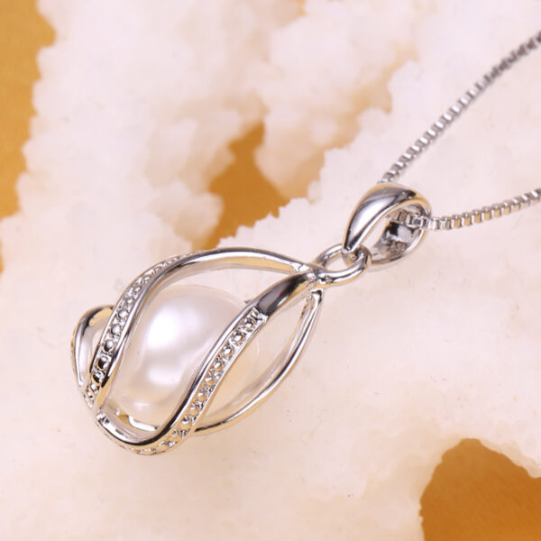 Elegant Pearl Drop Pendant Necklace - Image 4