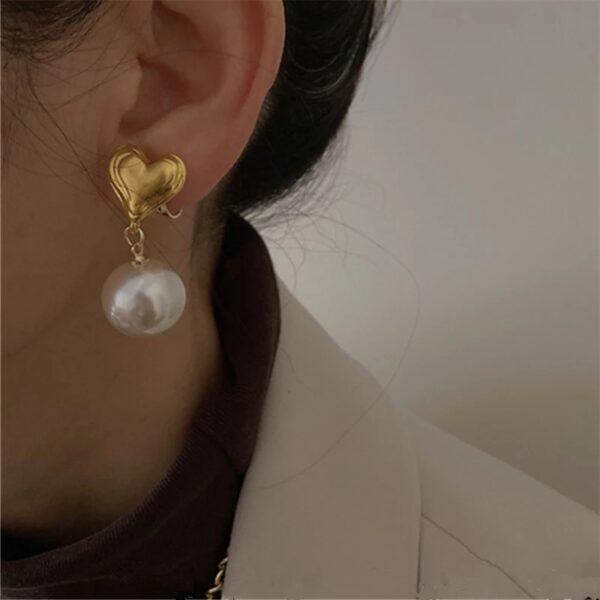 Minimalistic Retro Pearl Stud Earrings - Image 4