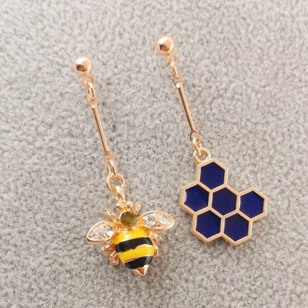 Women's Fashion Bee Earrings - Image 4