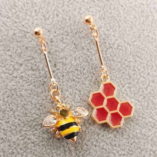Women's Fashion Bee Earrings - Image 3