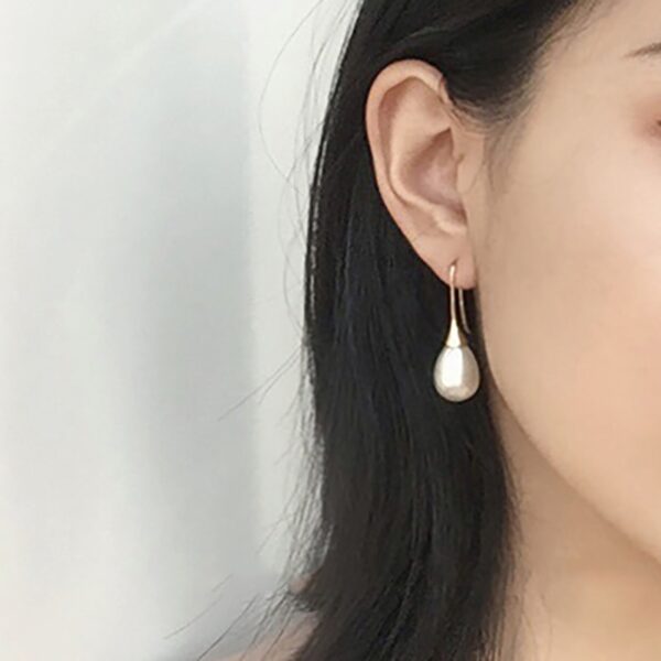 Minimalistic Pearl Women's Earrings - Image 7