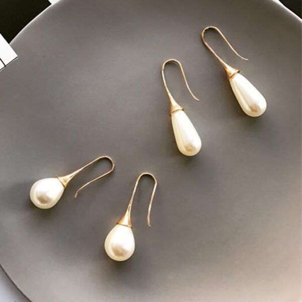 Minimalistic Pearl Women's Earrings - Image 4