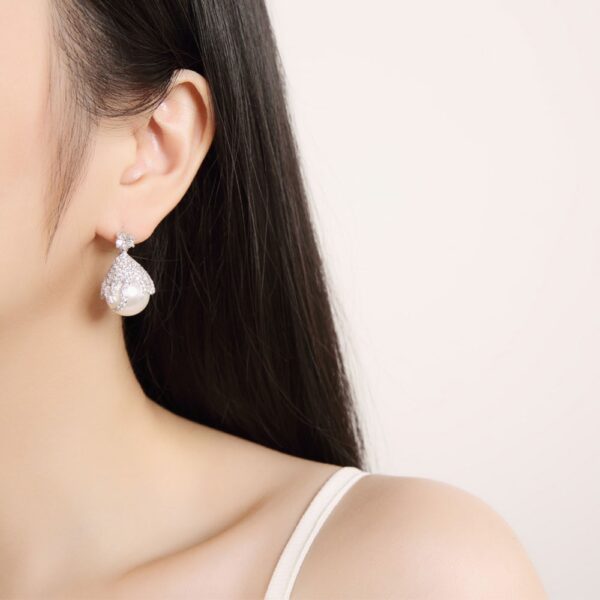 Women's Elegant Round Pearl Rhinestone Earrings - Image 4