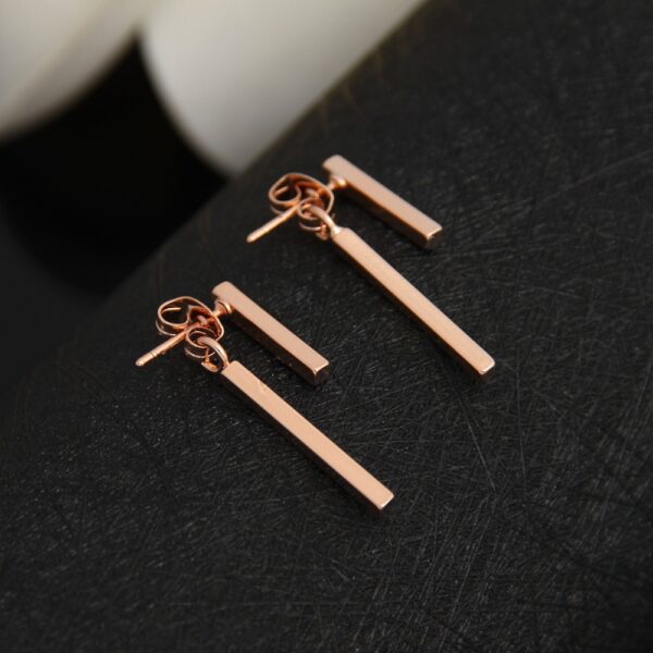 Stylish Simple Design Women's Earrings - Image 4