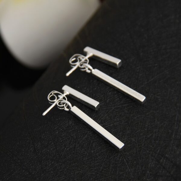 Stylish Simple Design Women's Earrings - Image 3